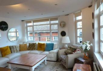 Lovely 2 bed flat in the VERY CENTRE of Newcastle allows 18 year olds to book a room