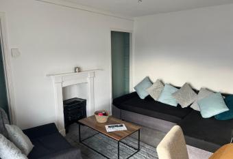 Topzy-Turvy - 1 Bedroom Apartment allows 18 year olds to book a room