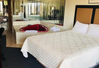 6032 Persepolis Inn has rooms with a private hot tub