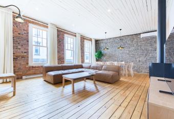 La Maison des Lofts - Par les Lofts Vieux-Quebec has Balcony rooms