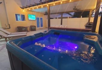 Boutique Style Home 3 Bedrooms Grill & Hot Tub has Balcony rooms