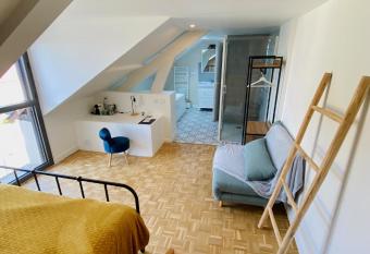 La LocaLuna has rooms with a private hot tub