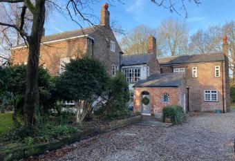 Stretton Cottage has Balcony rooms