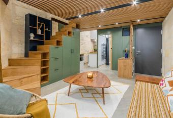 LA Sainte Catherine - Place de Parking allows 18 year olds to book a room