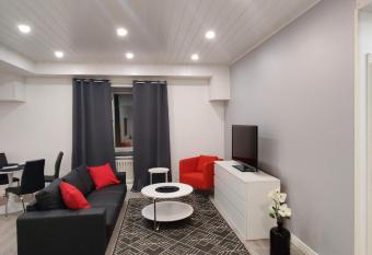 Alexi Apartments - Newly Renovated Apt in the Heart of the City near to Railway Station and Nokia Arena allows 18 year olds to book a room
