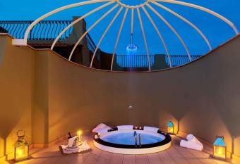 San Montano Resort & Spa has rooms with a private hot tub