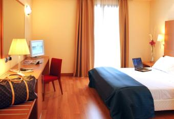 Luna Hotel Motel Lago Maggiore Arona has rooms with a private hot tub