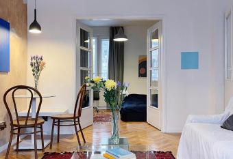 Etern Stays - Retro Apartment has Balcony rooms