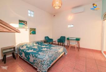 CASA YONAB - Aventura Local allows 18 year olds to book a room