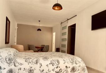 Departamento amplio, muy bien ubicado, dos ambientes, separado cocina y ba  o, el barrio no es lindo pero las instalaciones perfectas y li has Balcony rooms