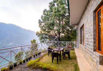 Waking Dream Cottage, 3bhk w view of Bhimtal Lake by Roamhome has Balcony rooms