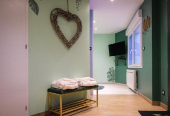 Delit d amour allows 18 year olds to book a room