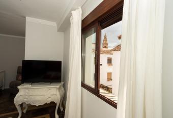 DEANES ROOMS has rooms with a private hot tub