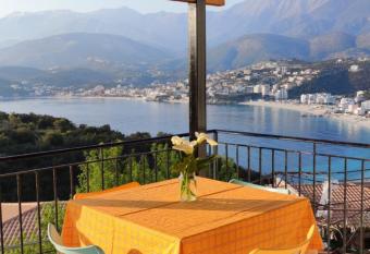 Filikur Hostel Himare allows 18 year olds to book a room