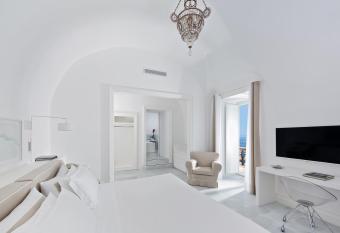 Bellevue Syrene has rooms with a private hot tub