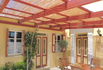 Aloustina s House has Balcony rooms