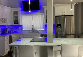 1847-(420)FunHouse-PIPED MUSIC has Balcony rooms