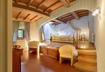 Hotel Villa La Palagina has rooms with a private hot tub