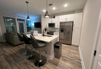 Modern Sophisticated Condo with CityView has Balcony rooms