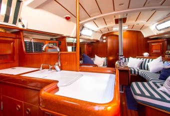 Deliziosa barca a vela con parcheggio gratuito. has Balcony rooms