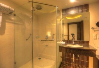 Aurick Boutique Hotel has rooms with a private hot tub