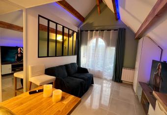 CosySmartStudio has Balcony rooms