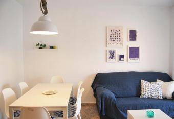 Incre  ble apartamento en la mejor zona de la playa SOLO FAMILIAS has Balcony rooms