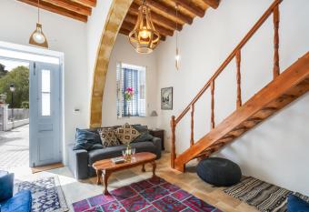 To Hani - Kamara Maisonette has Smoking/Balcony rooms