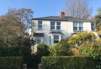 1920`s house. Private en suite sitting room . Dog friendly allows 18 year olds to book a room