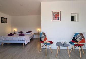 La maison du bonheur has Balcony rooms