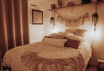 Studio tt confort coeur ville avec terrasse et parking gratuit allows 18 year olds to book a room