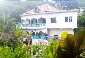 Robin Hood Guest House has Balcony rooms