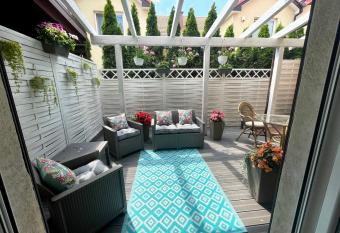 Przystanek surfera allows 18 year olds to book a room