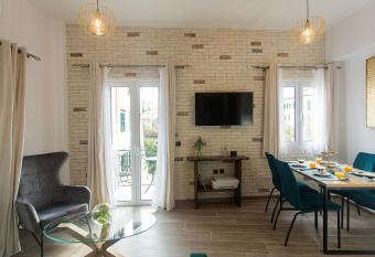 Deluxe Town Hall Square Flat in Historical Center 2 has Balcony rooms