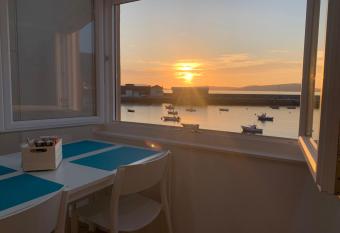 O CUBERTO DE ROBERTA allows 18 year olds to book a room