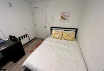 Private Room with Ensuite Bathroom 10 Minutes Walk to University of Washington allows 18 year olds to book a room