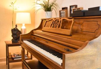 Modern&private, best sunset views 3 Storey house     allows 18 year olds to book a room