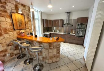 Maison Lamartine - En Plein Centre Ville Avec Garage Double has Balcony rooms