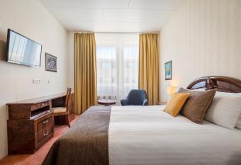 Hotel   sland - Comfort allows 18 year olds to book a room