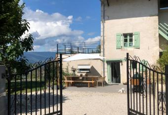 Le Paradis des Gen(t)s allows 18 year olds to book a room