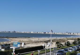 Studio confortable, face mer, proches commerces has Balcony rooms