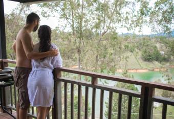 F4-Caba  as con represa y glamping pe  ol y Guatap   allows 18 year olds to book a room