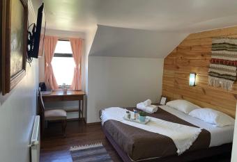 8 Habitaci  n Privada - Cama Matrimonial allows 18 year olds to book a room