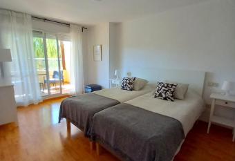 C  lido y moderno apartamento en Urbanizaci  n a 600 metros del mar has Balcony rooms