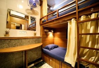 MAPLE SOCIAL HUBZ-HOSTEL has Balcony rooms