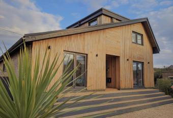 Cranmer - New Eco Beach House 4 Bed HOT TUB & Bikes has Balcony rooms