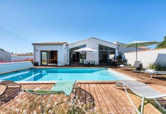 Villa Palm   R   has rooms with a private hot tub