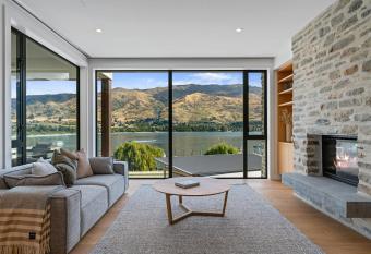 Lakeside Luxury 2 Bedroom Apartment has Balcony rooms