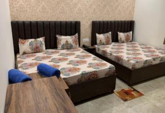 Hotel Crystal Inn By WB Inn allows 18 year olds to book a room