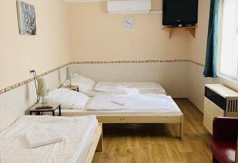 Kinizsi Apartman has Balcony rooms